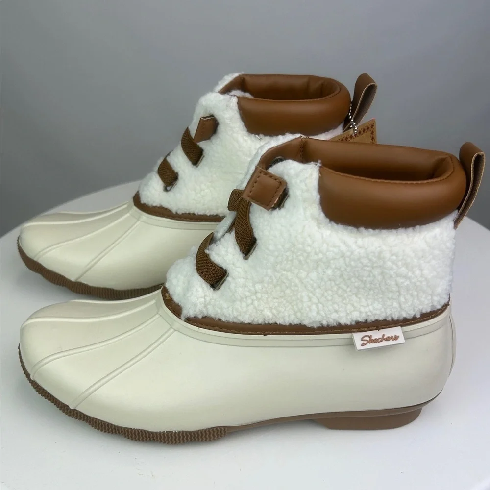 NWT Sketchers Waterproof  Pond Sherpa Snuggle Boots Women’s Size 9